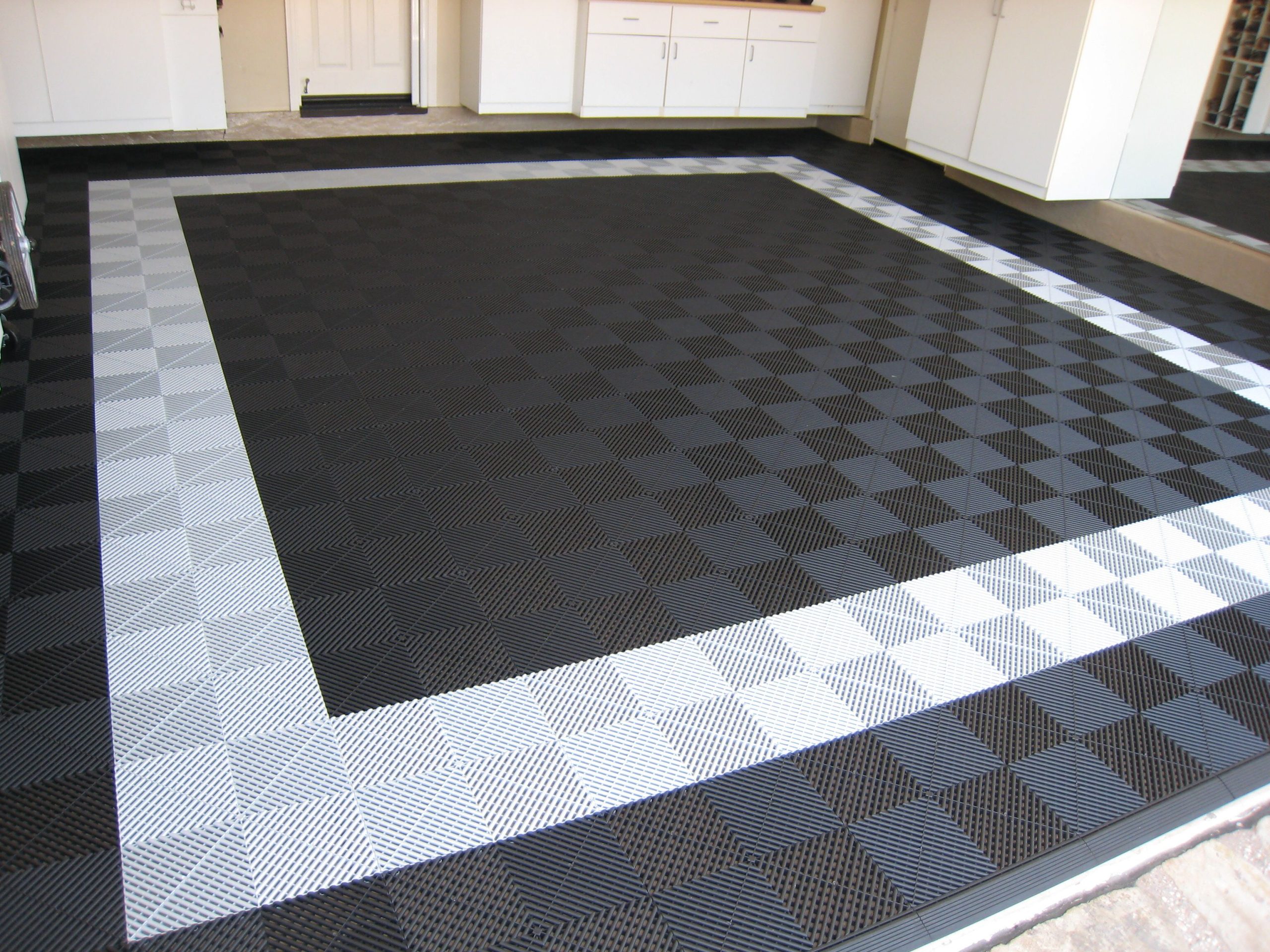 PP Garage Floor Tile In Interlocking Plastic Grid Floor TFcomposite   拼接 1 Scaled 